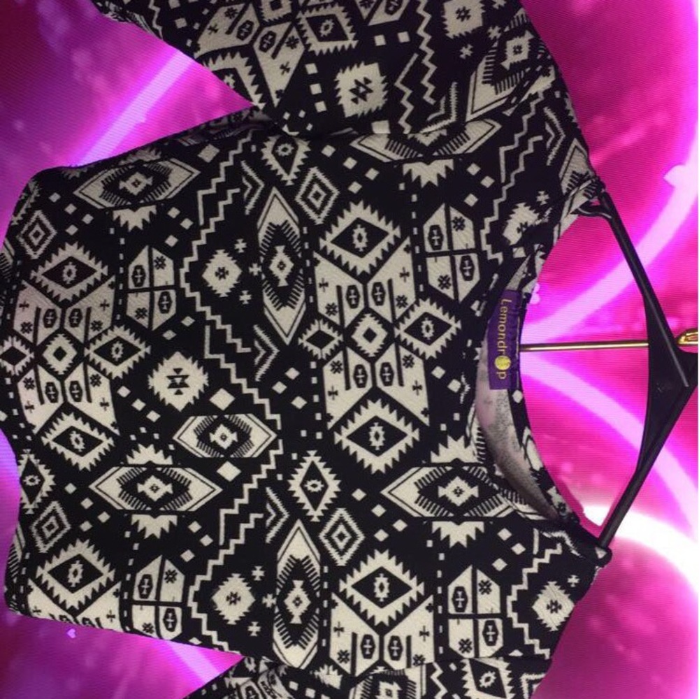 This is the brand lemon drop it’s a size SP crop top black and white desighn